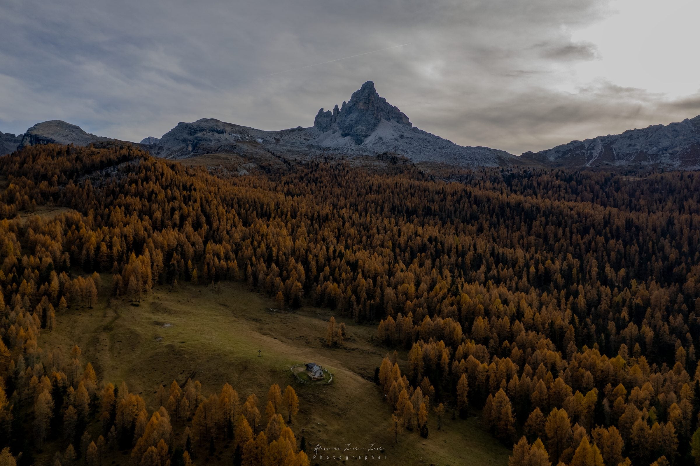 Pedule Bredo Cortina su una cresta di roccia in montagna